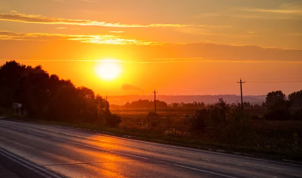 Coucher de soleil orange sur route asphaltée — Photo