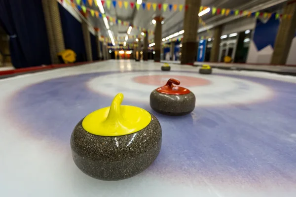 Curling-Steine auf einer Eisbahn — Stockfoto
