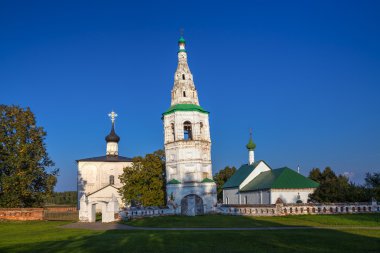 Eğilerek çan kulesi ve iki kilise Kideksha Köyü. 