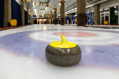 Kapalı bir pisti Curling taşı