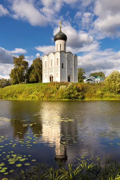 Церковь Покрова Пресвятой Богородицы на реке Нерль. Россия — стоковое фото