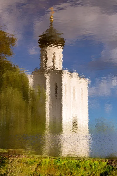 Reflexión en el agua Iglesia Intercesión de la Santísima Virgen sobre Nerl R —  Fotos de Stock