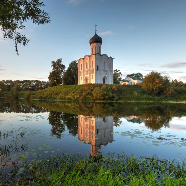 Церковь Покрова Пресвятой Богородицы на реке Нерль. Россия — стоковое фото