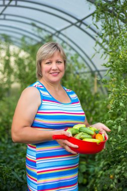 donna con verdure in serrasera sebze olan kadın