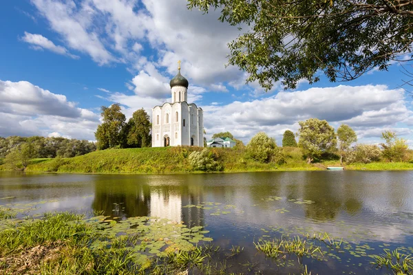 Церква Покрови Пресвятої Богородиці на річці Nerl. Росія — стокове фото