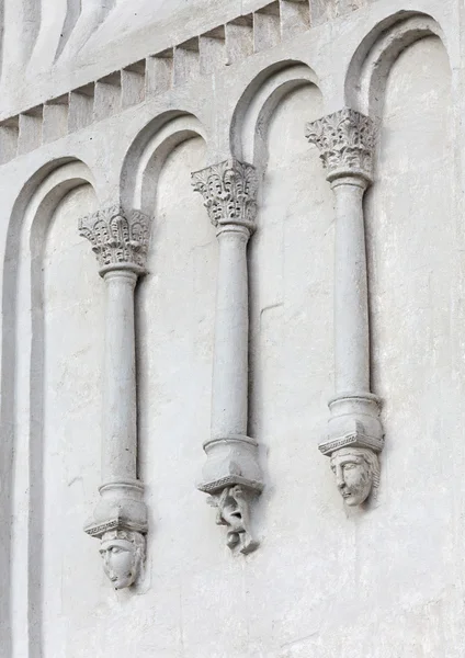 Decoraties op de muren van kerk voorspraak van de Heilige Maagd op Ne — Stockfoto