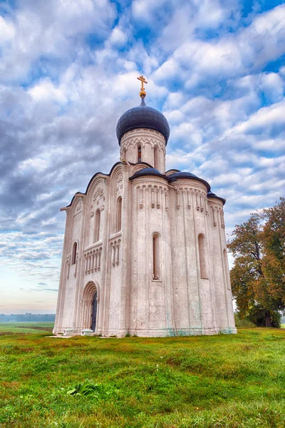 Церковь Покрова Пресвятой Богородицы на реке Нерль. Россия (HDR) ) — стоковое фото