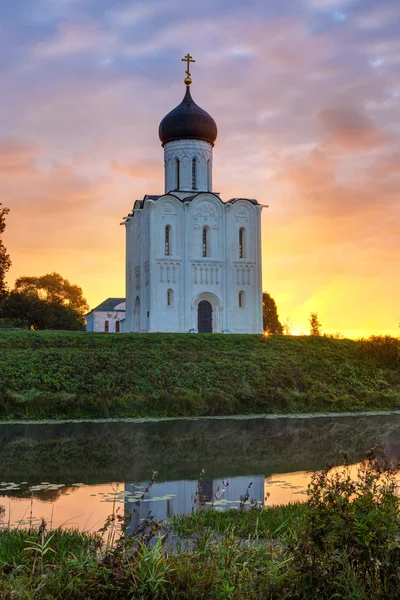 The Church of the Intercession of the Holy Virgin on the Nerl Ri — Stock Photo, Image