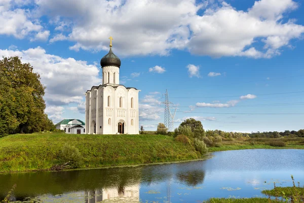 Церковь Покрова Пресвятой Богородицы на реке Нерль. Россия — стоковое фото