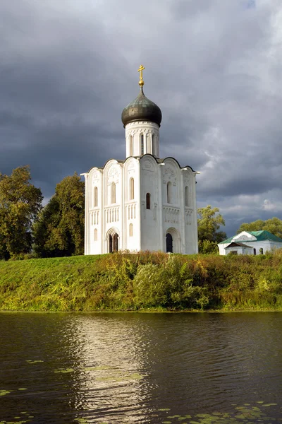 Kirkens forbøn for hellige Jomfru på Nerl River. Rusland - Stock-foto