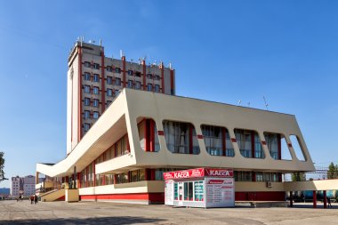 Tren istasyonunun şehrin Lipetsk modern binalar. Russa