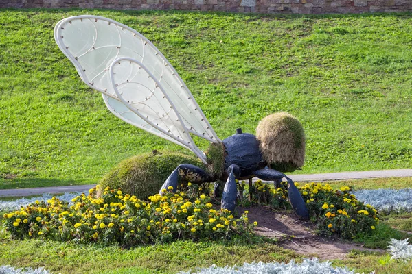 Paisagismo. Figura abelha no parque junto ao rio Tsna — Fotografia de Stock