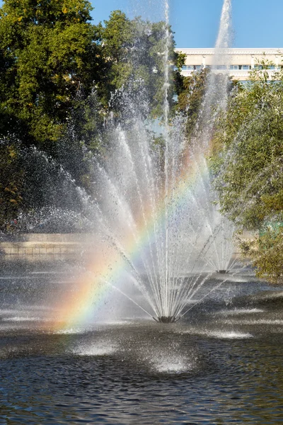 L'arcobaleno nella fontana. Lipetsk, Russia — Foto Stock