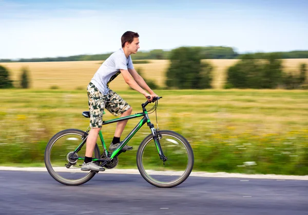자전거를 타고 십 대 — 스톡 사진