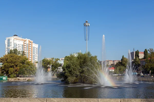 共青镇池塘与喷泉在阳光明媚的日子，俄罗斯利佩茨克 — 图库照片