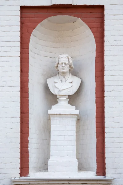 Tambov. A Rússia. Escultura na fachada. Escola de Música chamada Serg — Fotografia de Stock