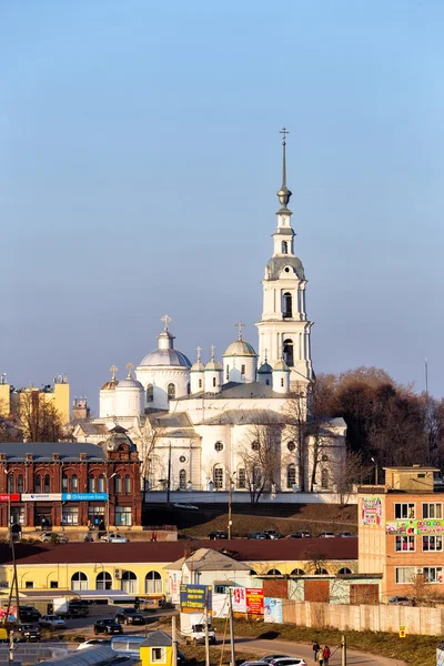 Mariä-Himmelfahrt-Kathedrale, Dreifaltigkeitskathedrale und Glockenturm in Kineschma. — Stockfoto