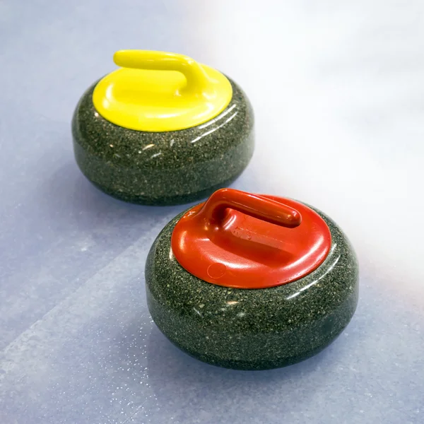 Buz üstünde iki curling taşı — Stok fotoğraf