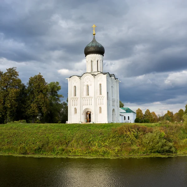 Kirkens forbøn for hellige Jomfru på Nerl River. Rusland - Stock-foto