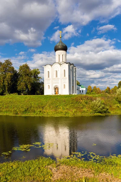 Церковь Покрова Пресвятой Богородицы на реке Нерль. Россия — стоковое фото