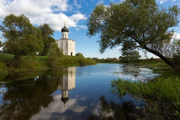 ネルリ川の神聖なバージンの教会執り成し。ロシア — ストック写真