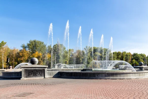 Fontaine musicale sur la place de Pierre le Grand. Lipetsk. Russ ! — Photo