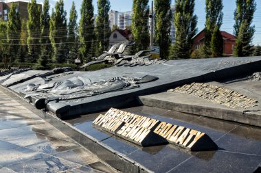 Granit mezar taşı mezar üzerinde 