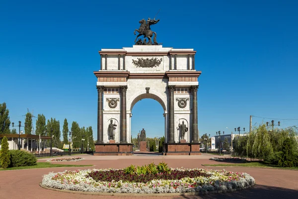 Триумфальная арка в мемориальном комплексе "Курская битва". Россия — стоковое фото