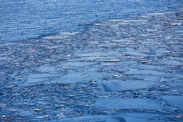 Ледяной полюс в воде — стоковое фото