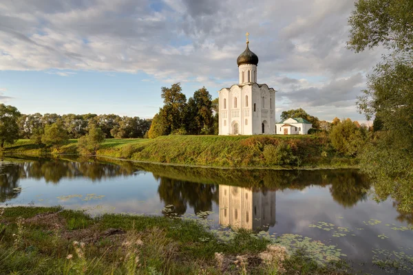 Wstawiennictwo Kościoła Najświętszej Maryi Panny na rzeka Nerl. Rosja — Zdjęcie stockowe