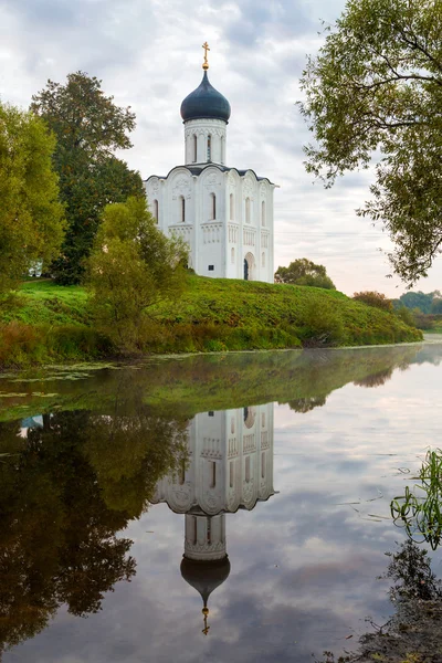 Церковь Покрова Пресвятой Богородицы на реке Нерль в начале — стоковое фото