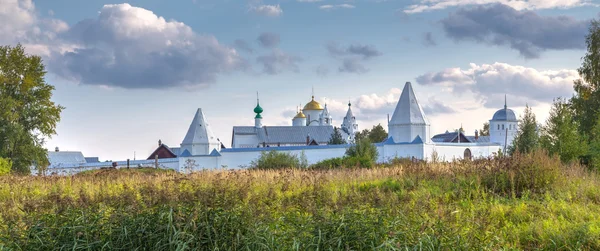 Покровська (Покровський) монастир в місті Suzdal. Росія — стокове фото