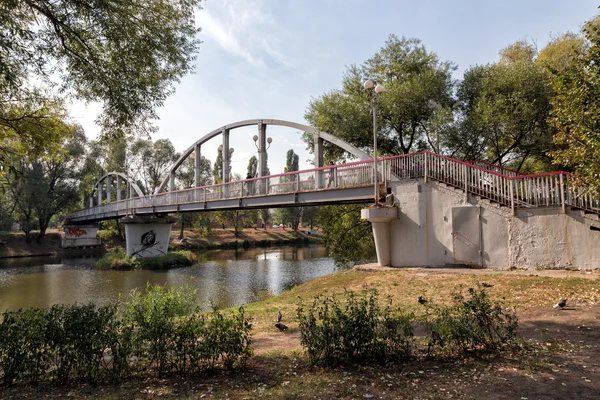 Пешеходный мост через реку Везелку. Белгород. Россия — стоковое фото