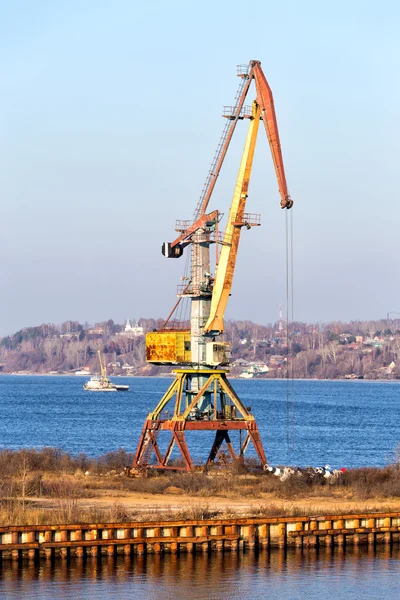 Grúa portuaria en el río Volga. Kineshma. Rusia — Foto de Stock