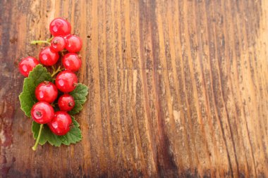 Eski ahşap tahta üzerinde kırmızı kuş üzümü