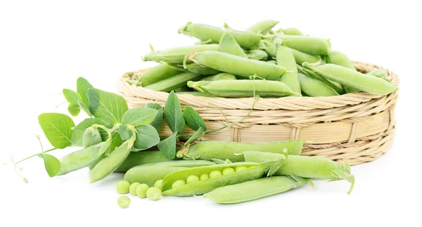 Grüne Erbsen im Korb. — Stockfoto