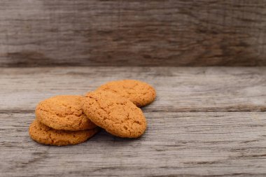 Koyu kahverengi ahşap masada kurabiyeler. 