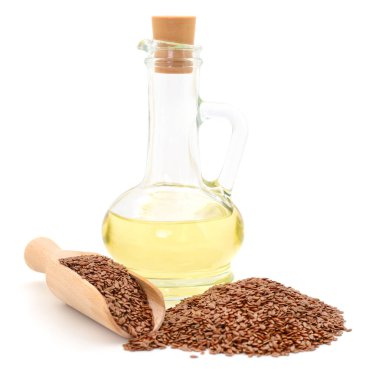 Keten tohumu ve yağ. Beyazda izole edilmiş. 