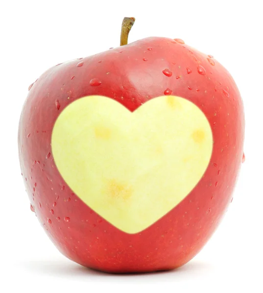 Rött äpple med ett hjärta — Stockfoto