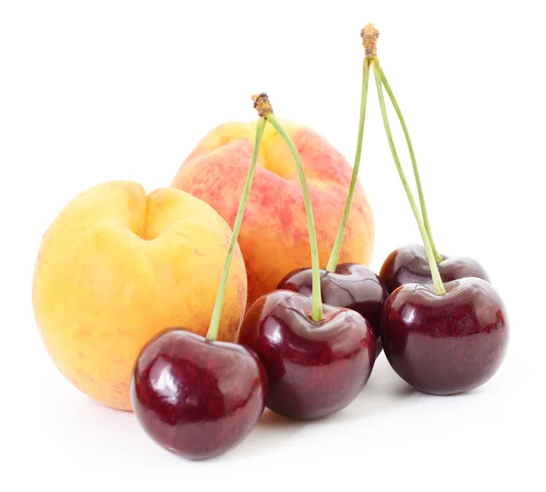 Albaricoques con cerezas . —  Fotos de Stock