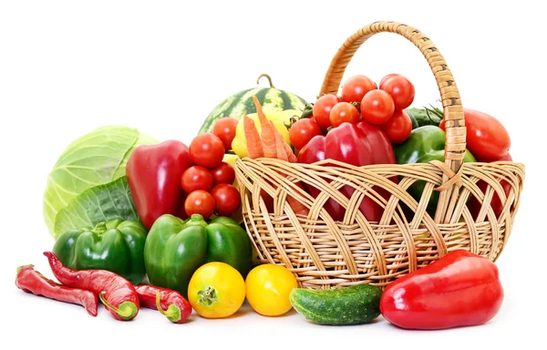 Zöldségfélék kosárban. — Stock Fotó