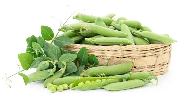 Grüne Erbsen im Korb. — Stockfoto