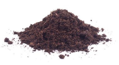 Beyaz arka planda izole edilmiş verimli toprak yığını, organik gübre ya da tarım ve bahçıvanlık için turba tepeciği.