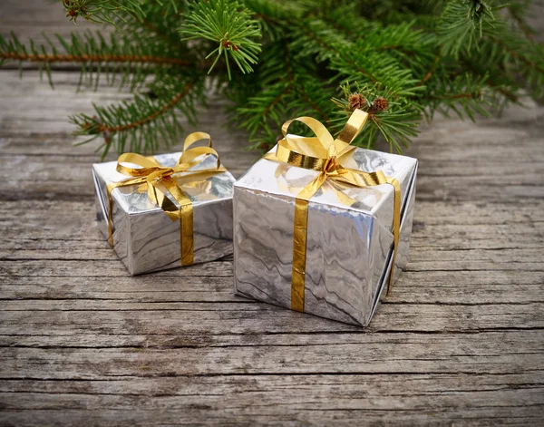 Árbol de Navidad y cajas de regalo. —  Fotos de Stock