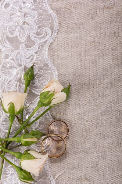 Hochzeitskonzept mit Ringen — Stockfoto