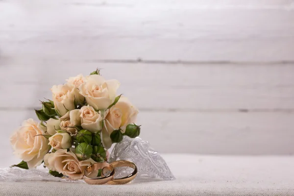 Hochzeitskonzept mit Ringen — Stockfoto