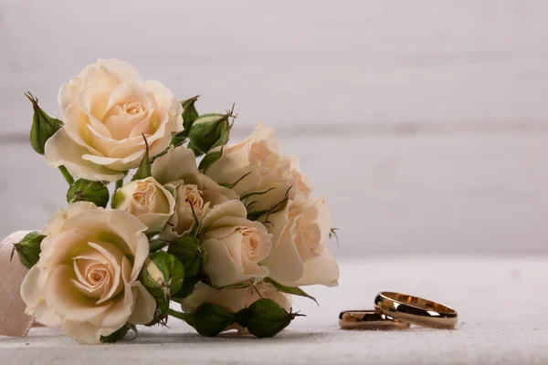 Hochzeitskonzept mit Ringen — Stockfoto