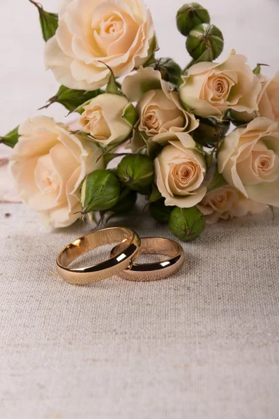 Hochzeitskonzept mit Ringen — Stockfoto