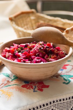 Seramik tabak içinde Rus salata sosu