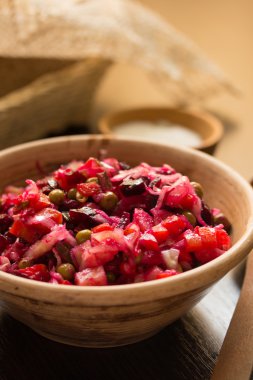 Seramik tabak içinde Rus salata sosu